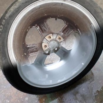 lavado de llantas de coche